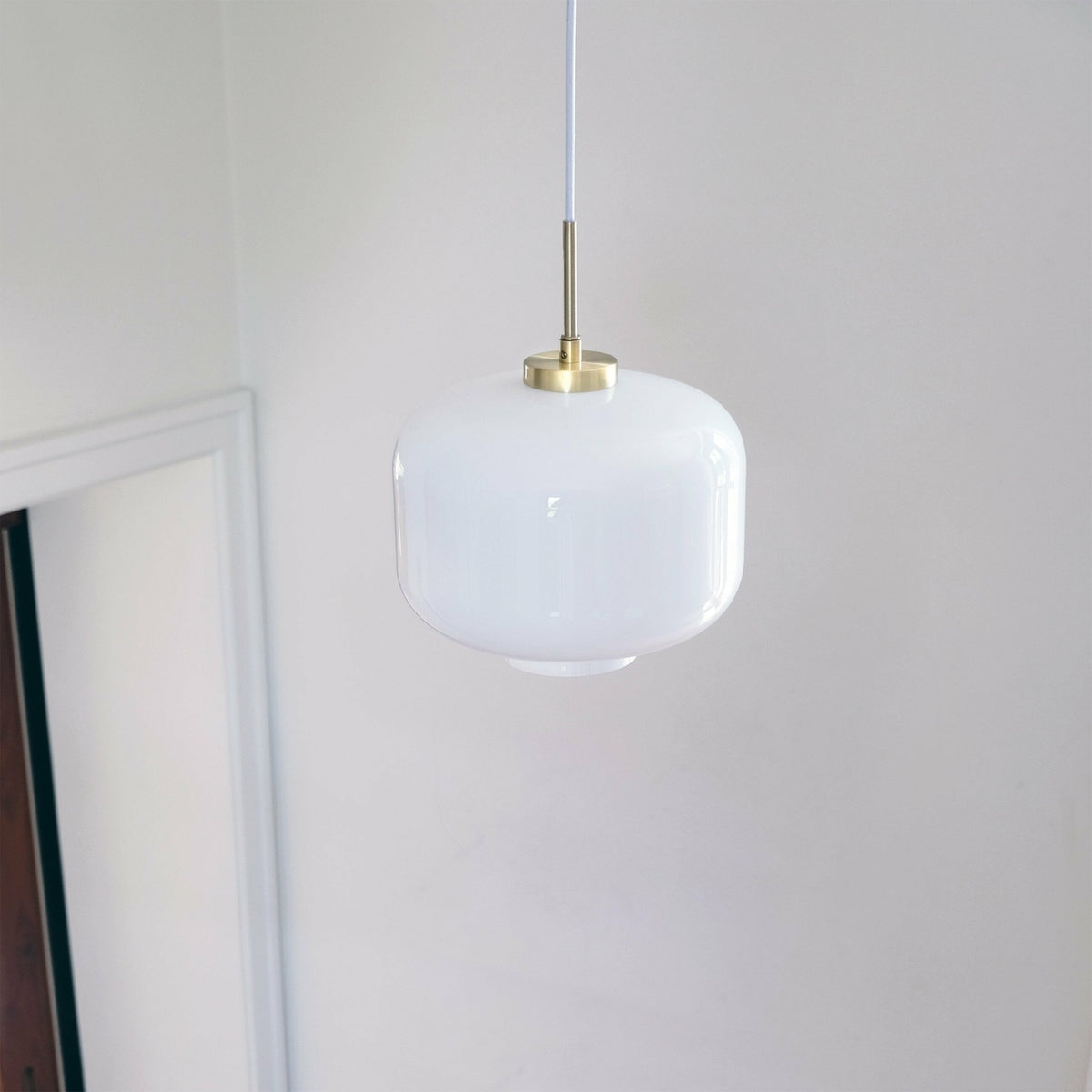 Suspension en verre opale et métal doré 25 cm Arp - Dyberg Larsen - The Cool Republic