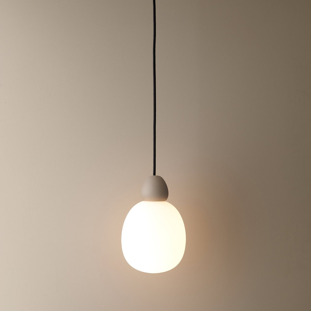 Suspension en verre sable Buddy - Belid - The Cool Republic