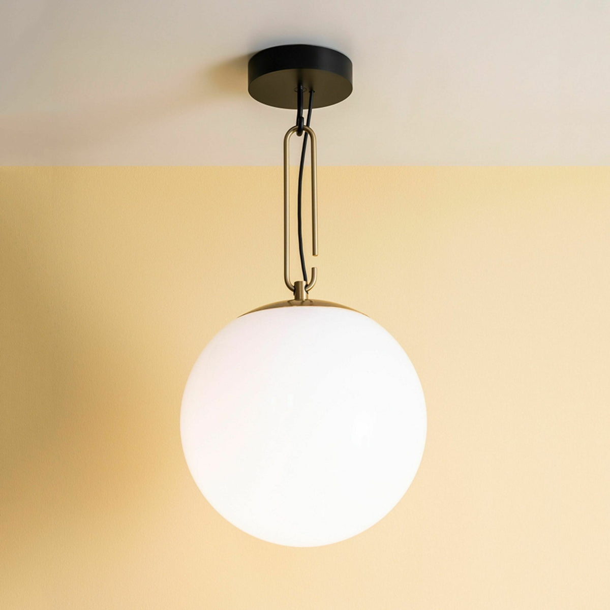 Suspension en verre soufflé et laiton doré NH 35 - Artemide - The Cool Republic