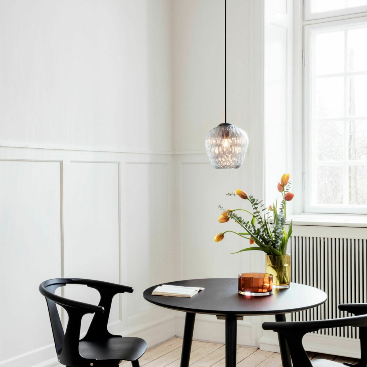 Suspension en verre soufflé gris Blown SW4 - &tradition - The Cool Republic