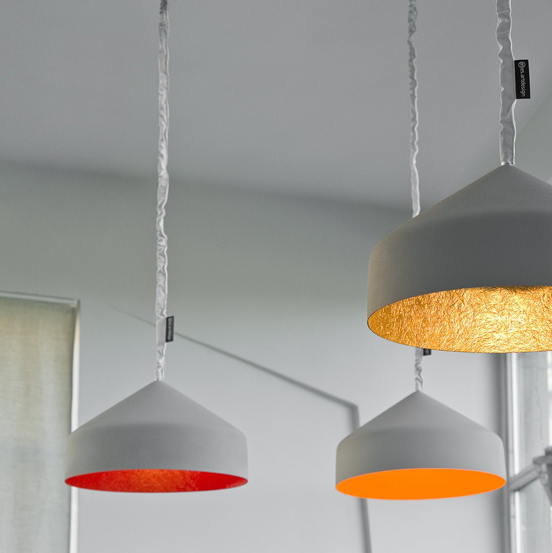 Suspension grise et rouge Cyrus Cemento - In-es.artdesign - The Cool Republic