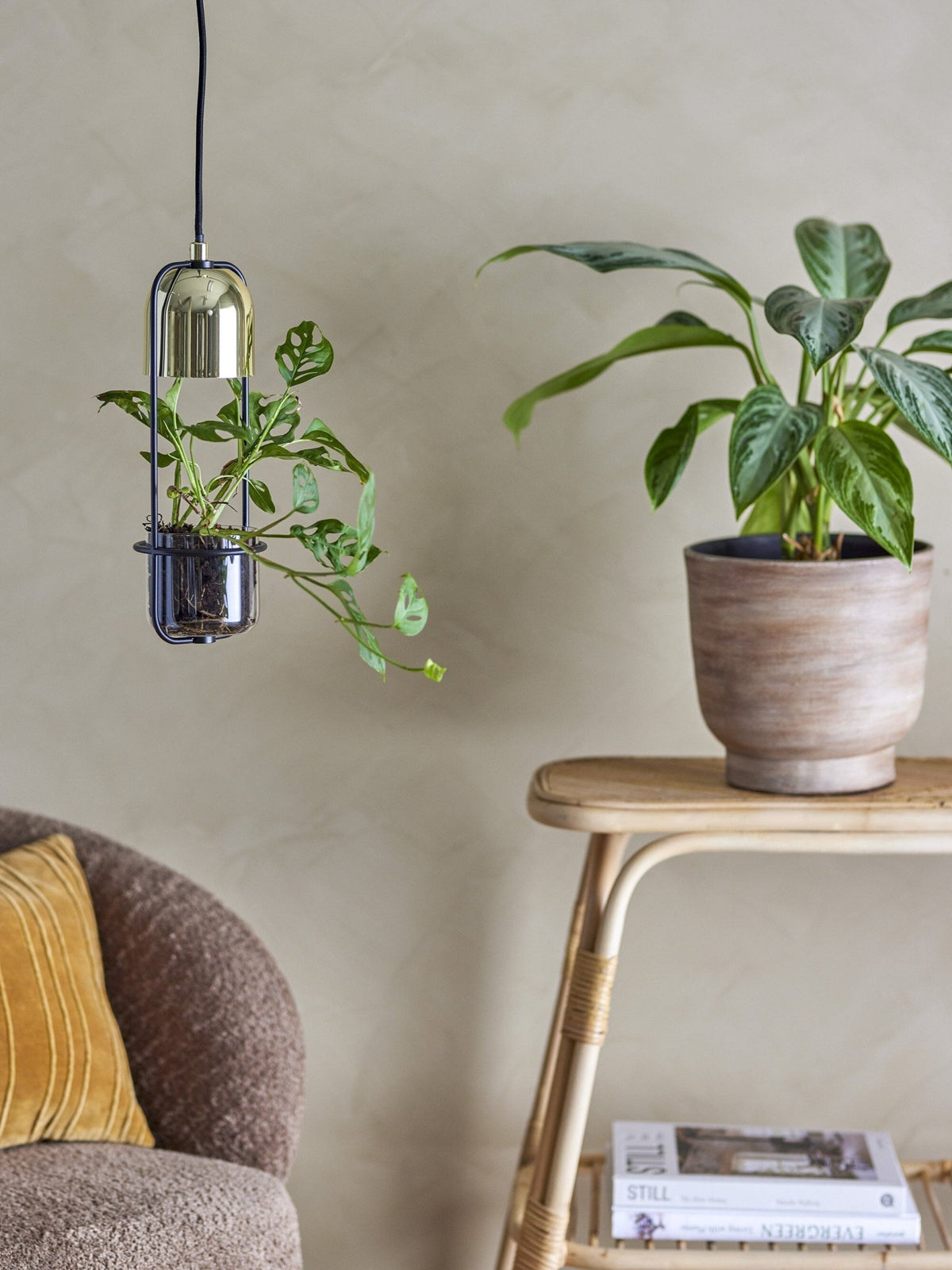 Suspension Jardinière avec lampe LED dorée Bold - Bloomingville - The Cool Republic
