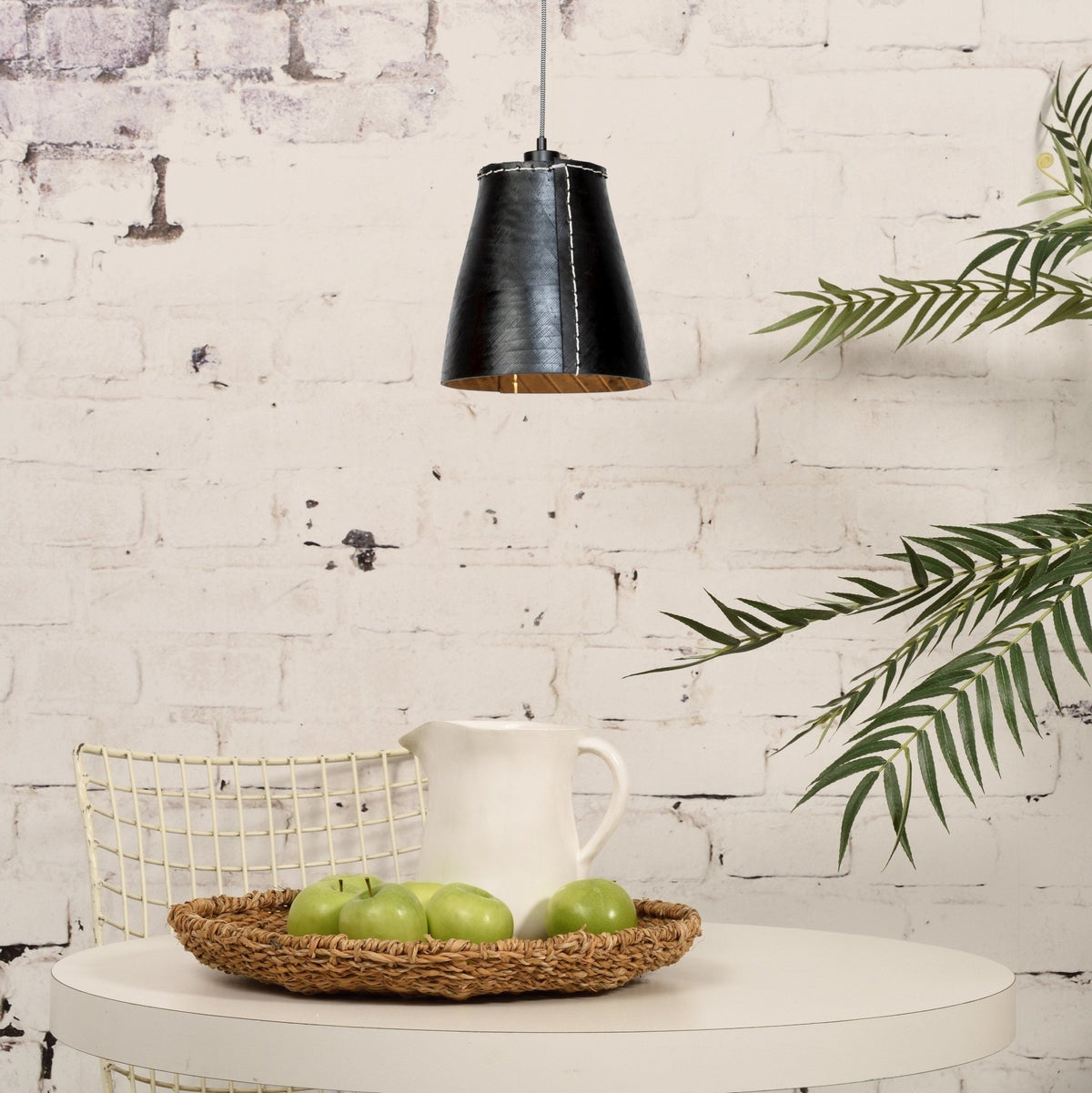 Suspension noire en pneu recyclé 26cm Amazon - Good & Mojo - The Cool Republic