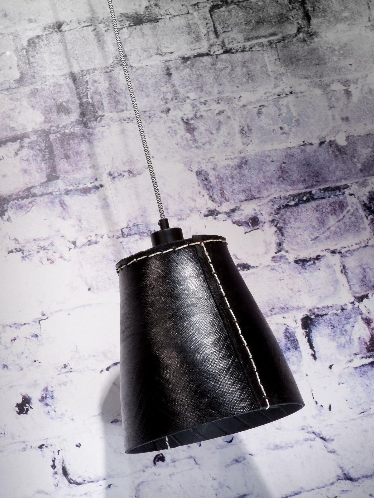 Suspension noire en pneu recyclé 26cm Amazon - Good & Mojo - The Cool Republic