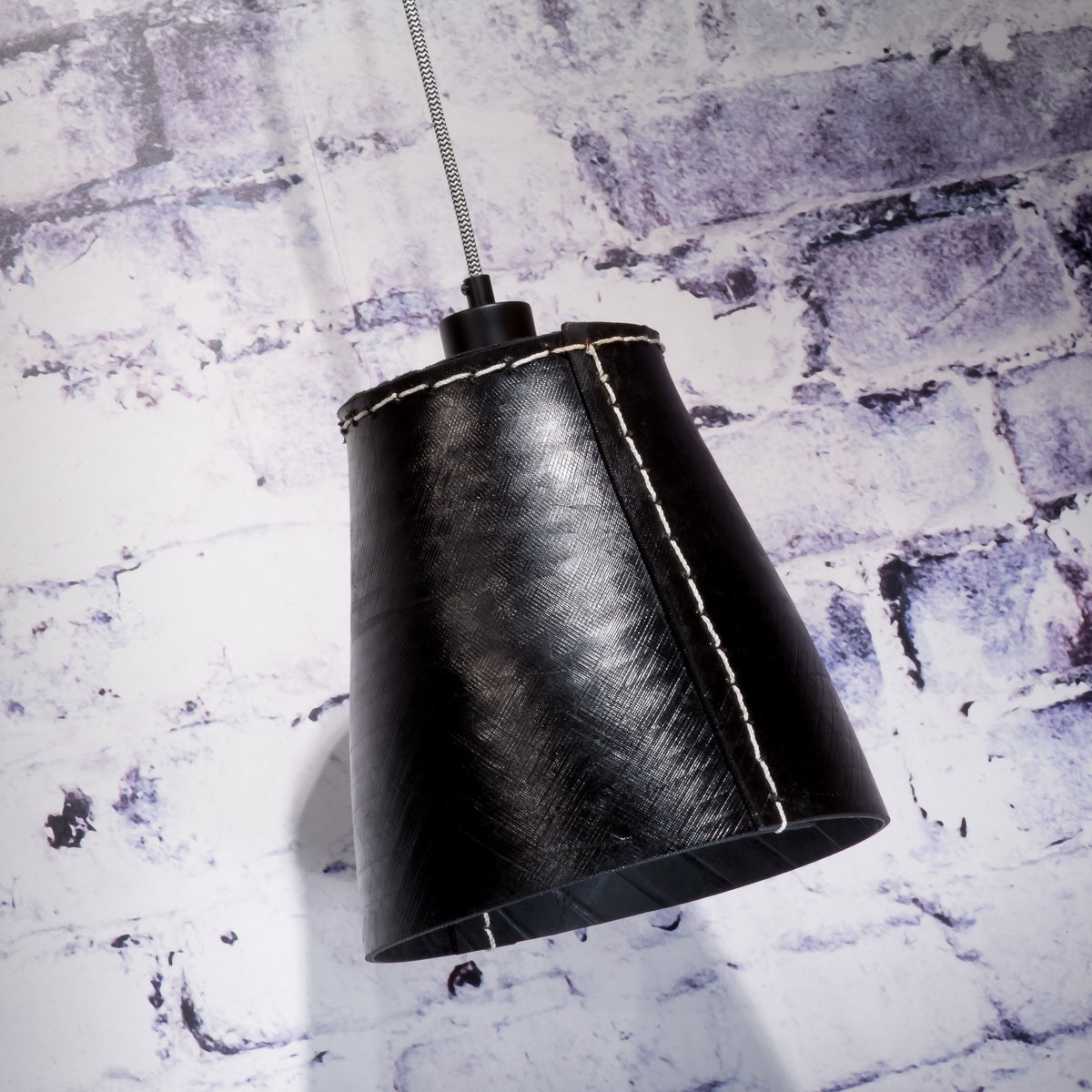 Suspension noire en pneu recyclé Amazon - Good & Mojo - The Cool Republic