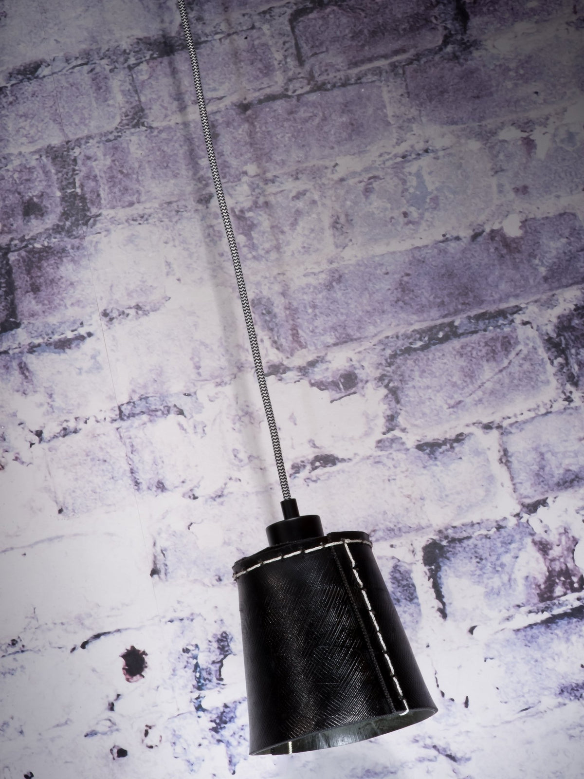 Suspension noire en pneu recyclé Amazon - Good & Mojo - The Cool Republic