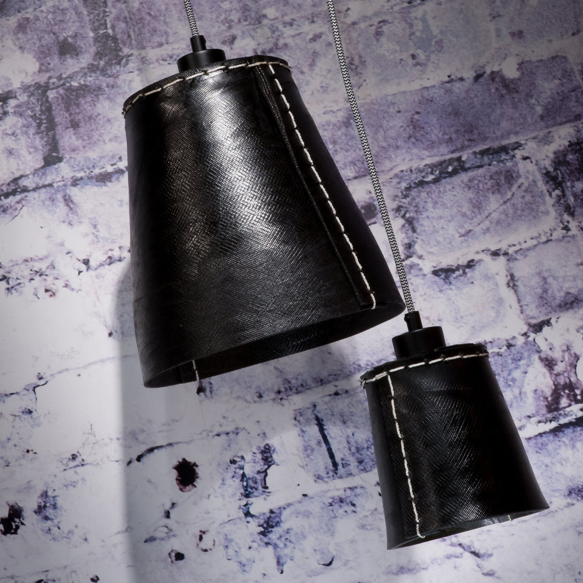 Suspension noire en pneu recyclé Amazon - Good & Mojo - The Cool Republic