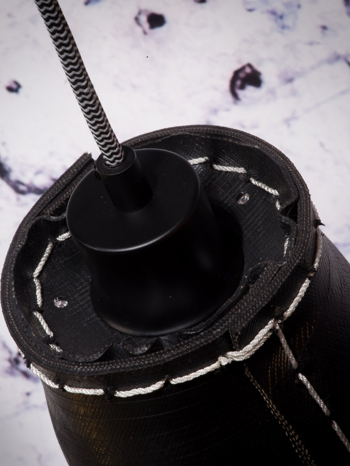 Suspension noire en pneu recyclé Amazon - Good & Mojo - The Cool Republic