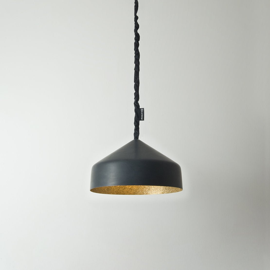 Suspension noire et dorée Cyrcus Lavagna - In-es.artdesign - The Cool Republic