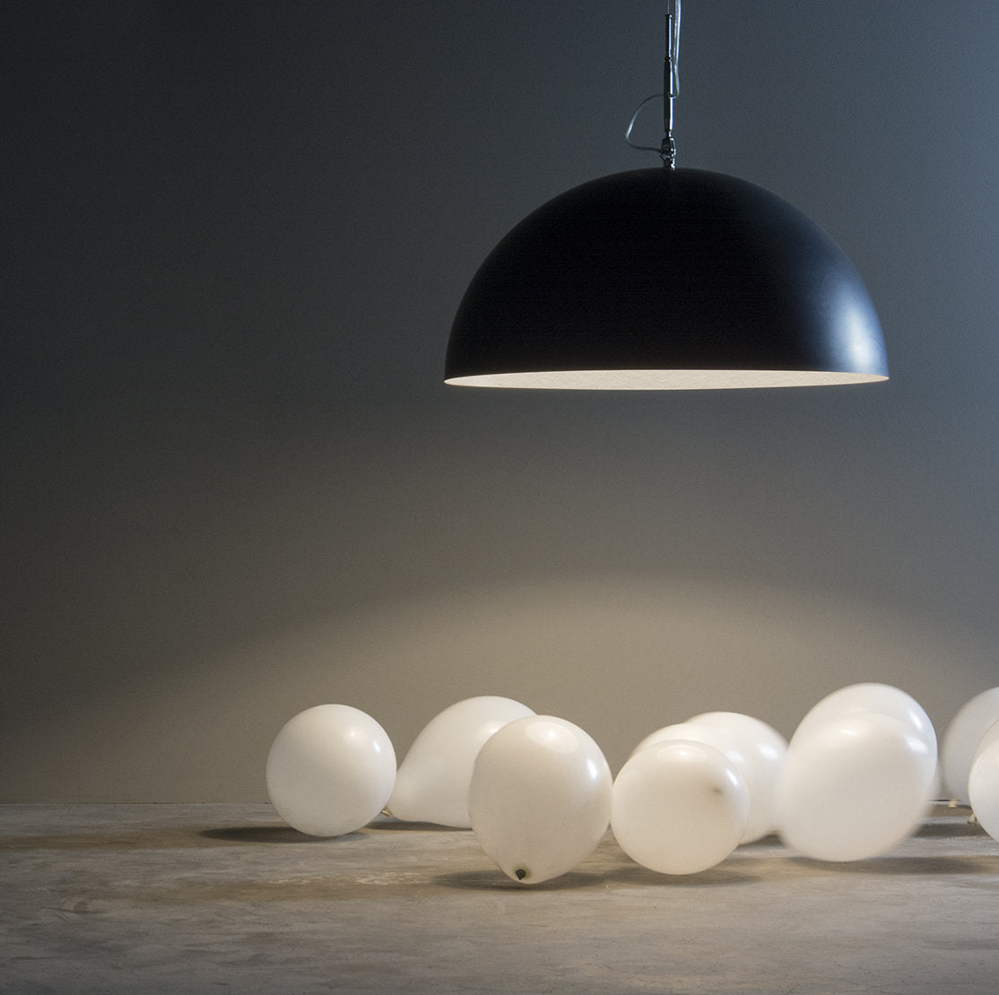 Suspension noire et dorée Mezza Luna - In-es.artdesign - The Cool Republic
