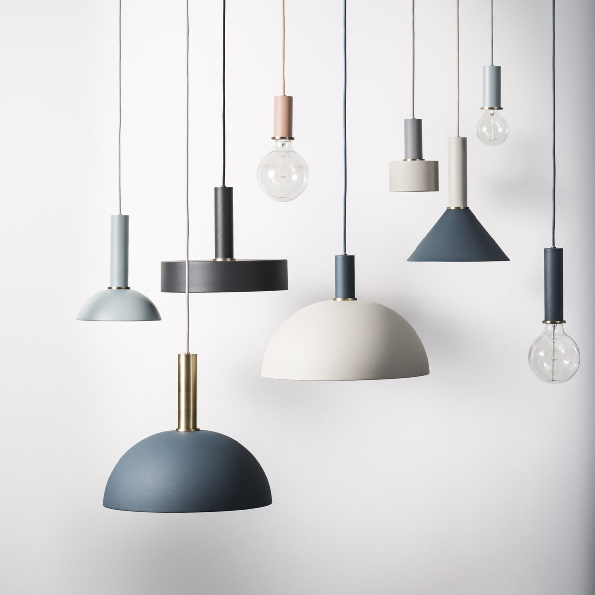 Suspension noire socket low doré Disc Collect - Ferm Living - The Cool Republic