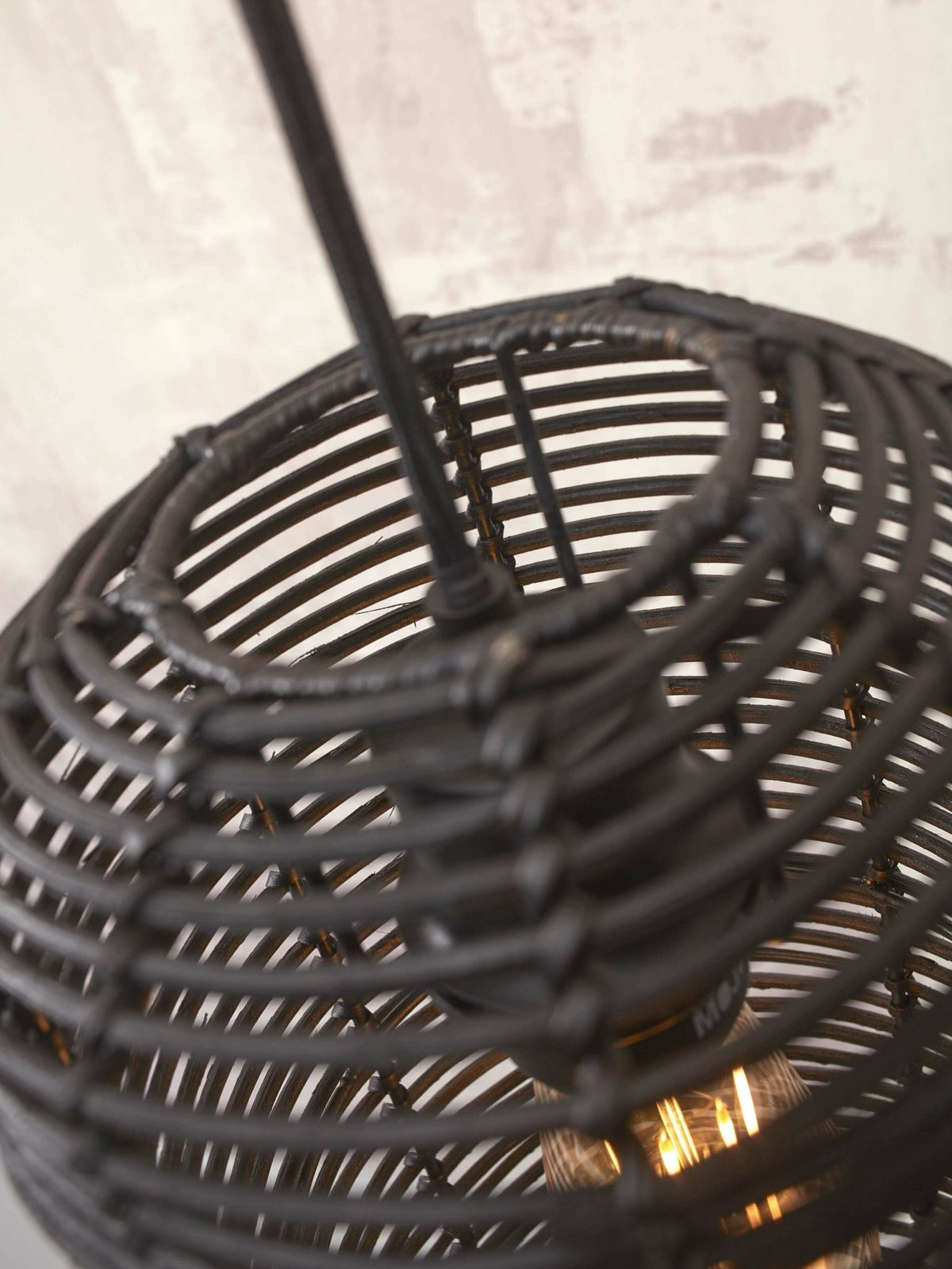 Suspension tube en rotin noir 18x35 cm Tanami - Good & Mojo - The Cool Republic