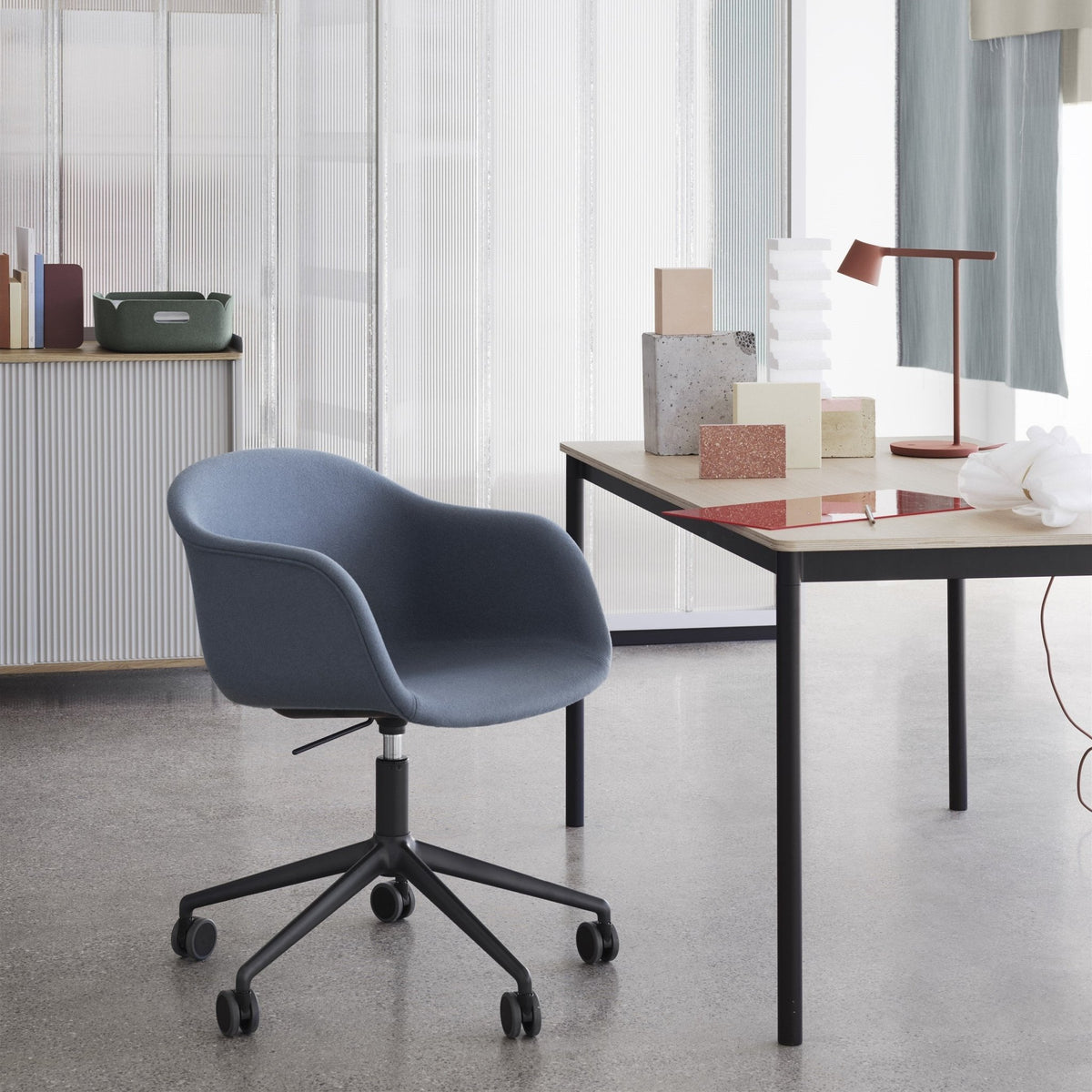 Table 140 cm blanche piétement noir Base - Muuto - The Cool Republic