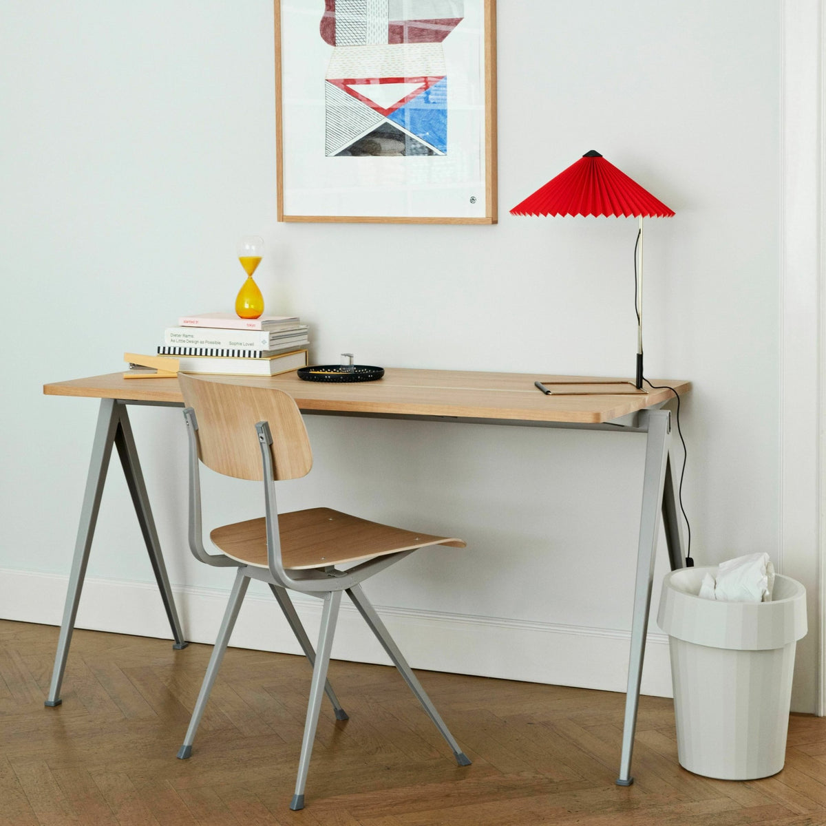 Table 140 cm en chêne massif laqué transparent et acier noir Pyramid 01 - HAY - The Cool Republic