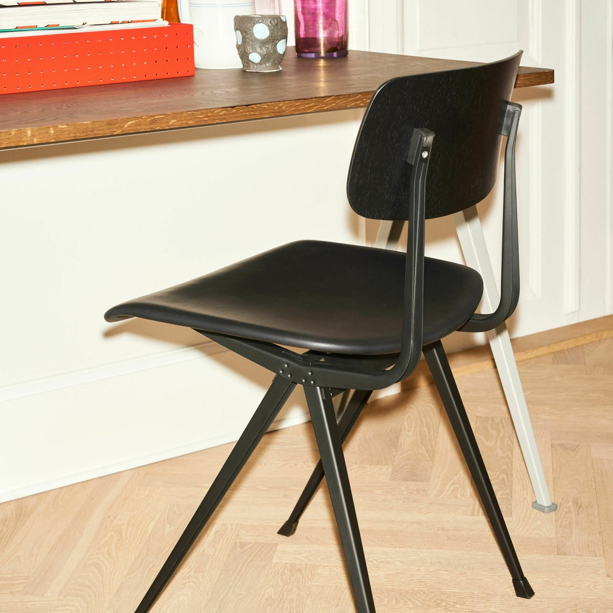 Table 140 cm en chêne massif laqué transparent et acier noir Pyramid 01 - HAY - The Cool Republic