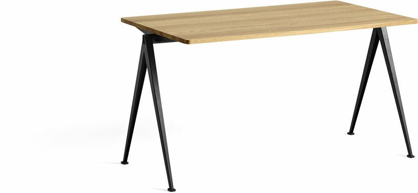 Table 140 cm en chêne massif laqué transparent et acier noir Pyramid 01 - HAY - The Cool Republic