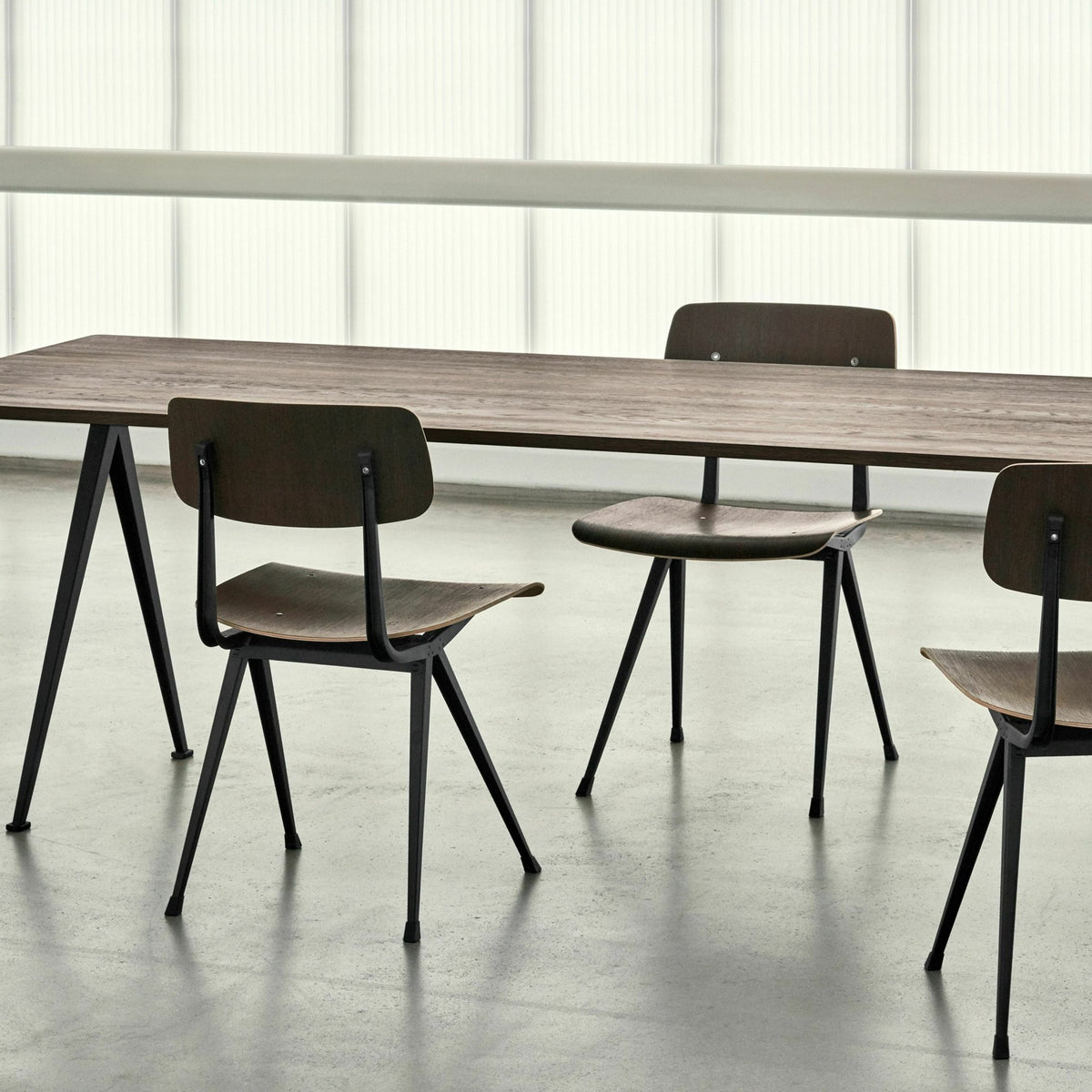 Table 190 cm en chêne massif fumé et acier noir Pyramid 02 - HAY - The Cool Republic