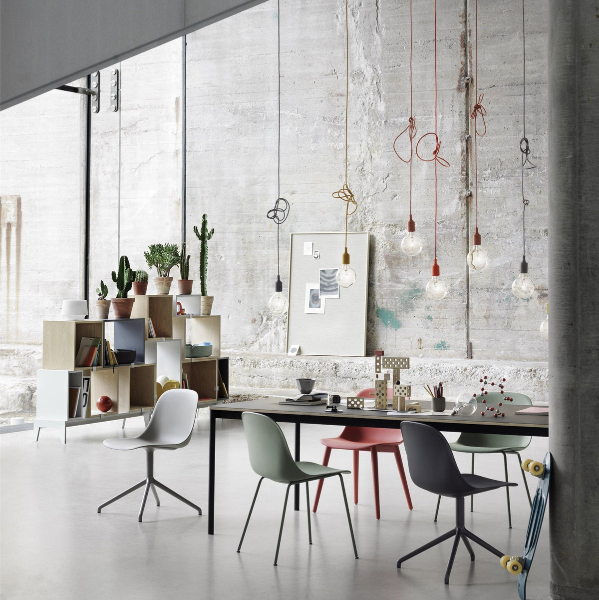 Table 190 cm noire et bois piétement noir Base - Muuto - The Cool Republic