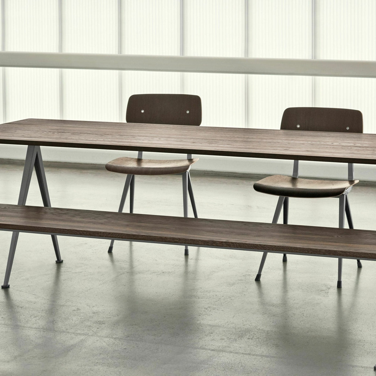 Table 250 cm en chêne massif fumé et acier noir Pyramide 02 - HAY - The Cool Republic