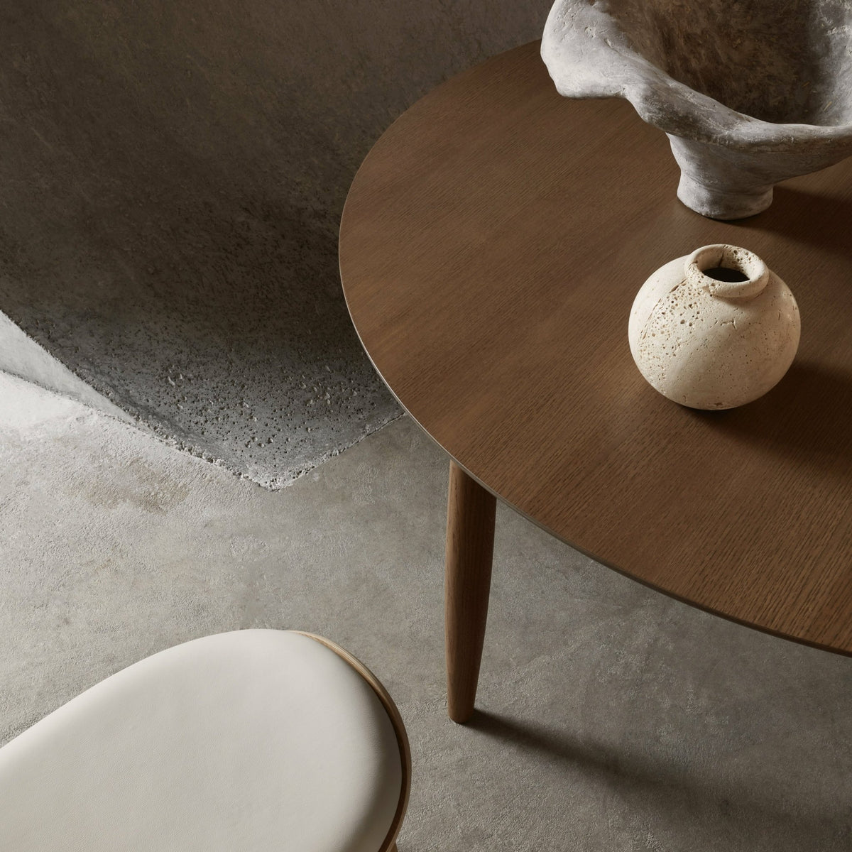 Dining table ronde in light smoked oak 120 cm Oku - NORR11 - The Cool Republic
