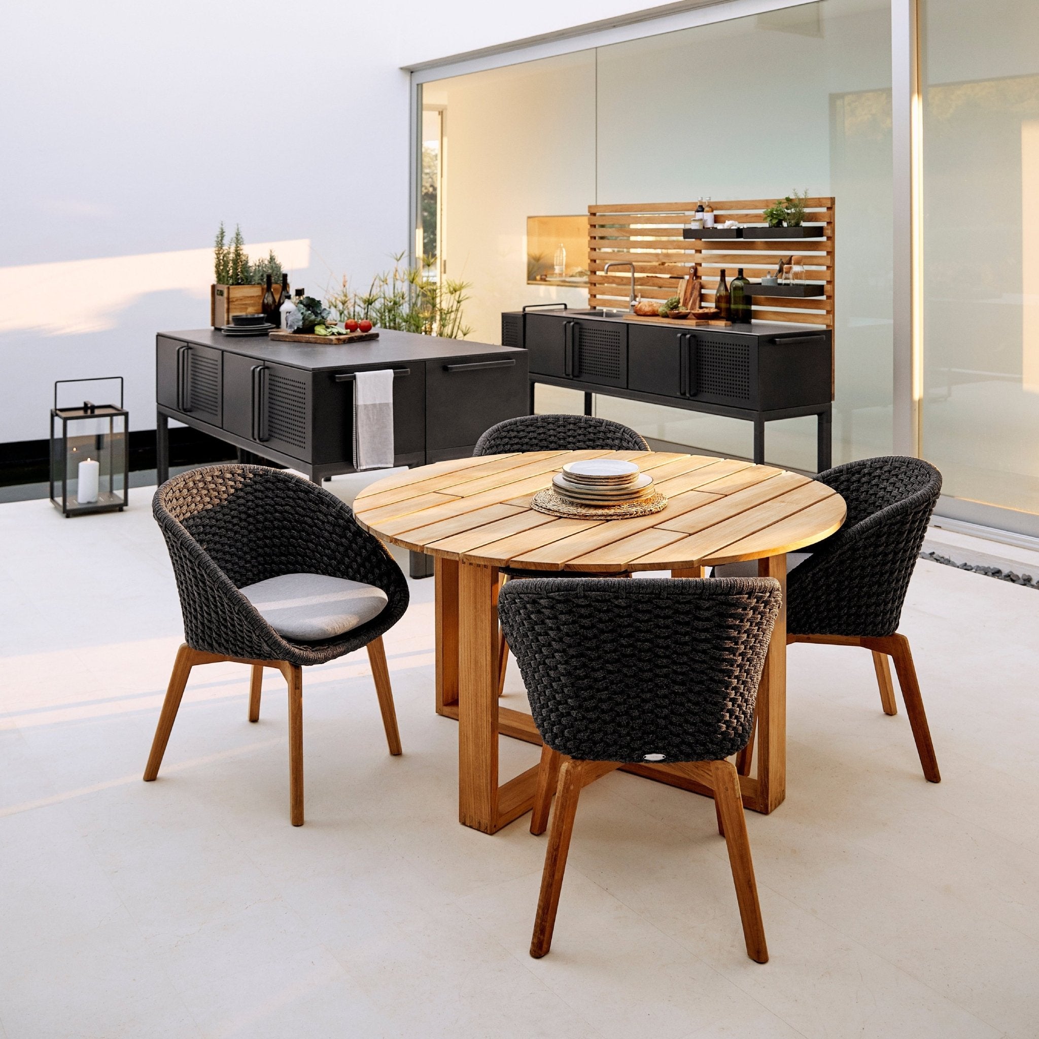 Table à manger 130 cm en teck Endless - Cane-Line - The Cool Republic