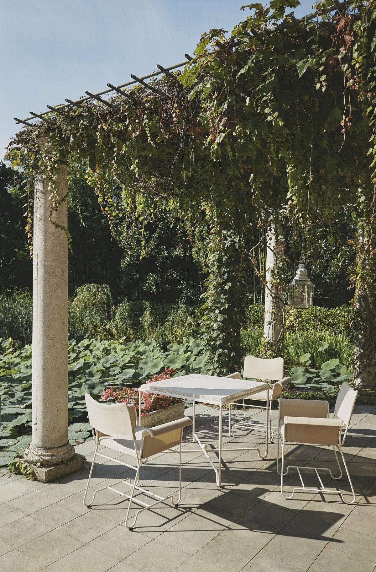 Table à manger de jardin blanc mat 90x90 cm Tropique - Gubi - The Cool Republic