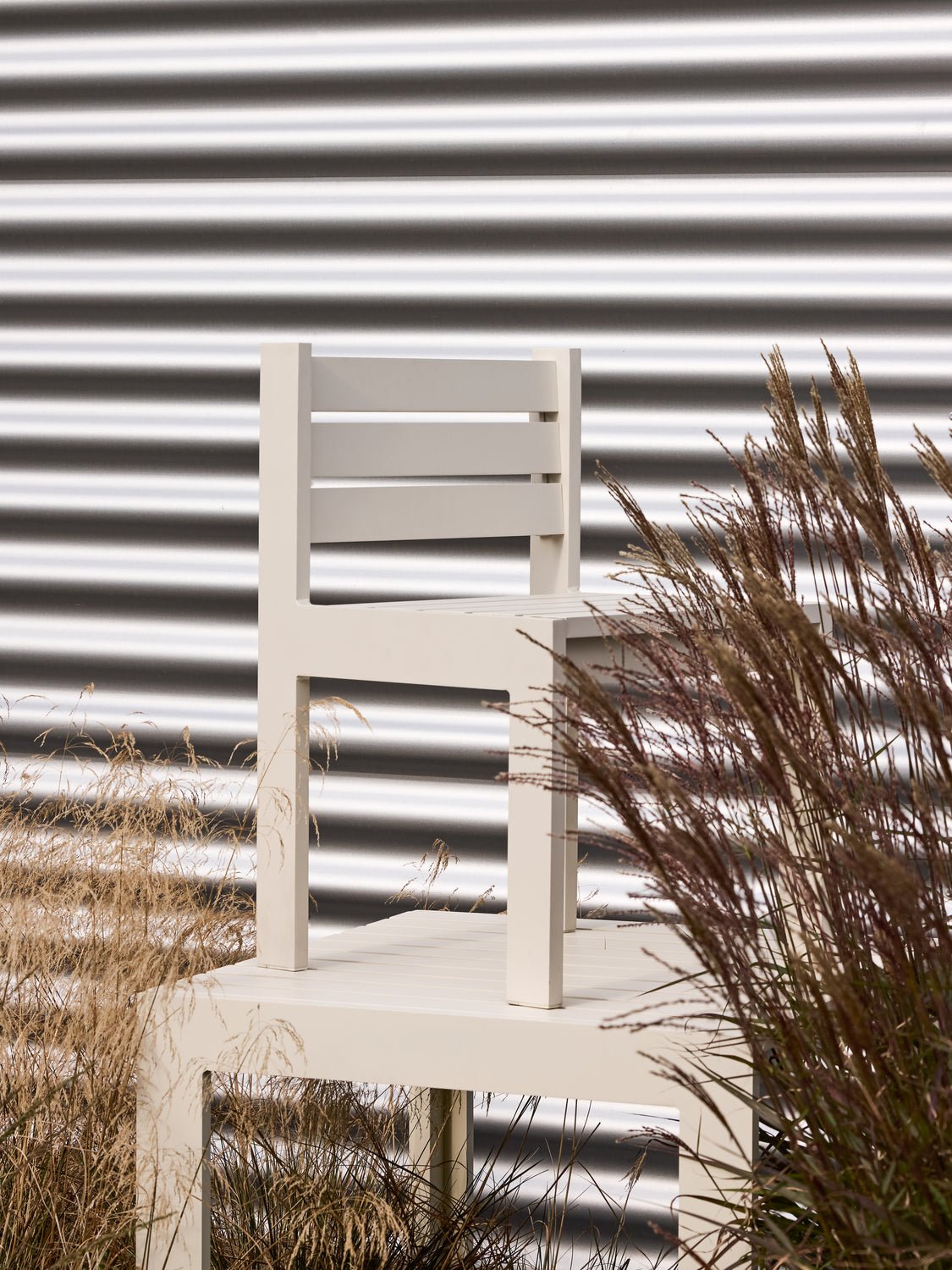 Table à manger de jardin rectangulaire en acier beige 89x80x76cm Haus - Hübsch - The Cool Republic