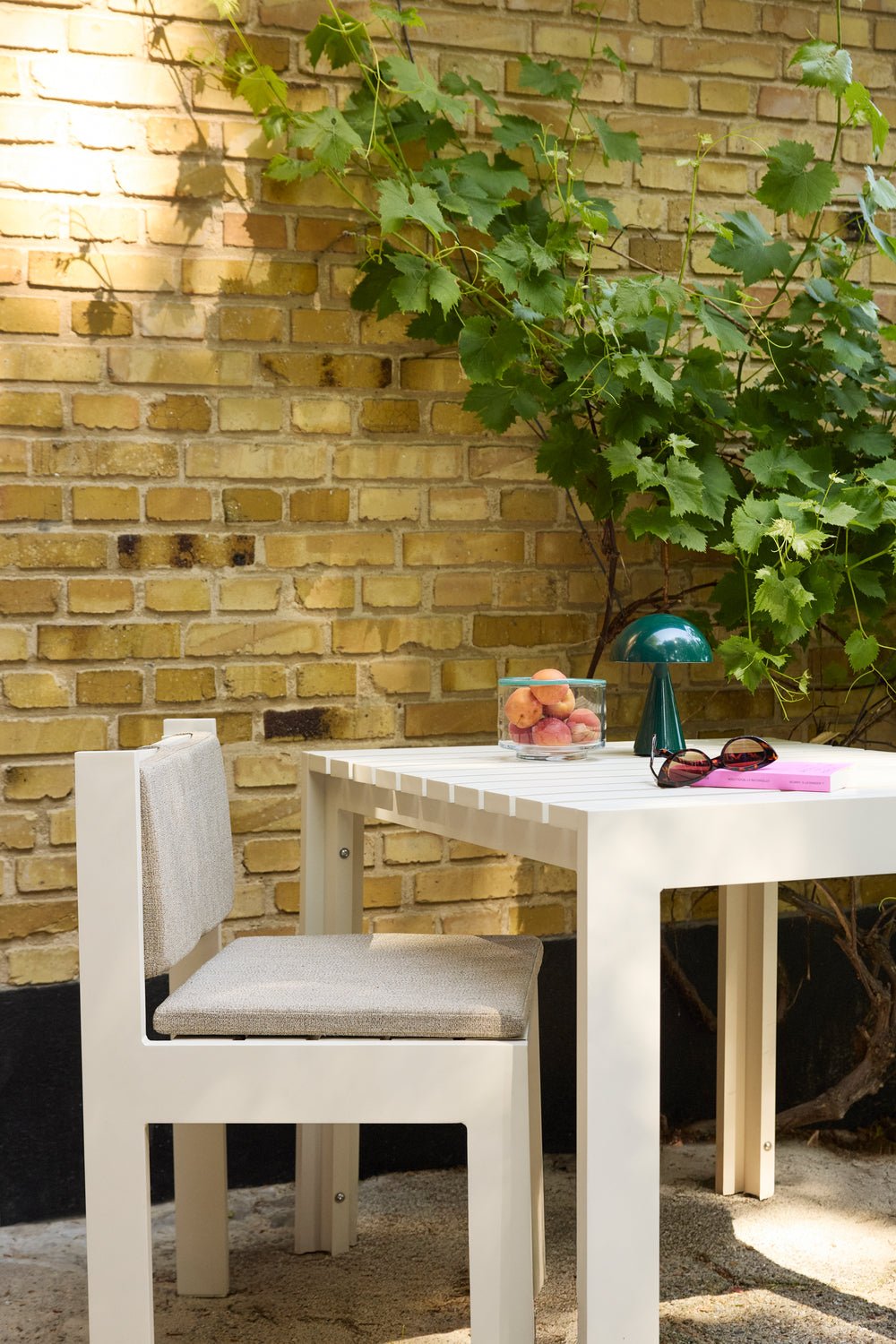 Table à manger de jardin rectangulaire en acier beige 89x80x76cm Haus - Hübsch - The Cool Republic