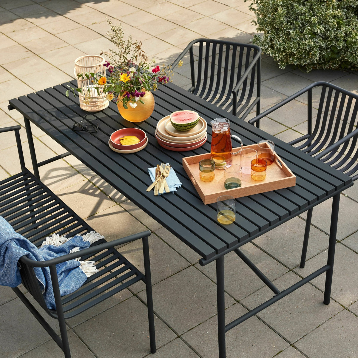 Table à manger de jardin rectangulaire en métal noire - Hübsch - The Cool Republic