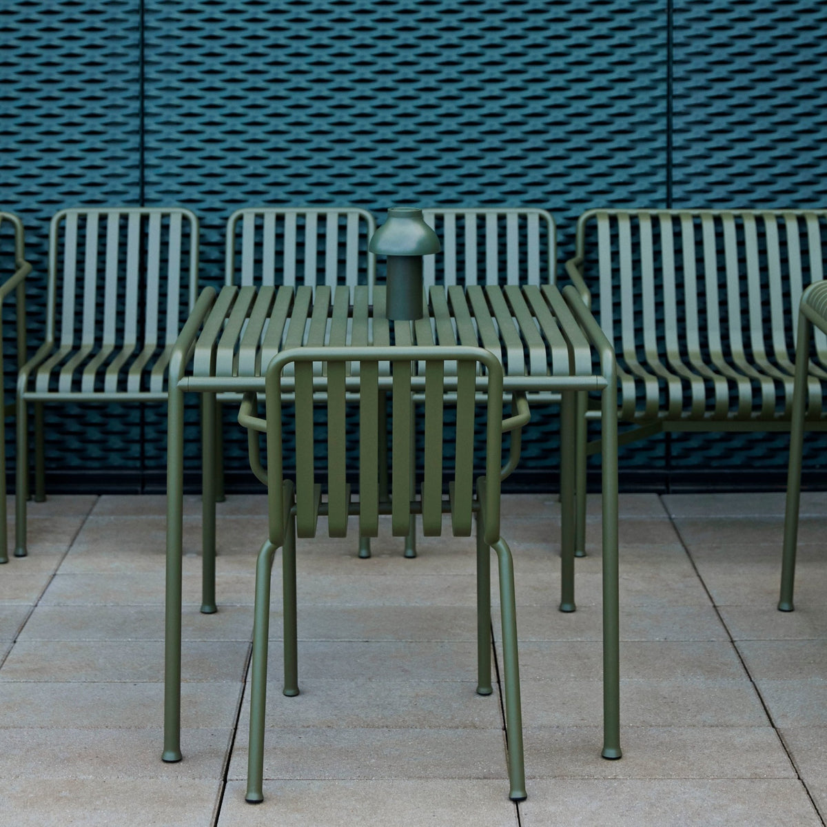 Table à manger d'extérieur en métal gris 82,5x90cm Palissade - HAY - The Cool Republic