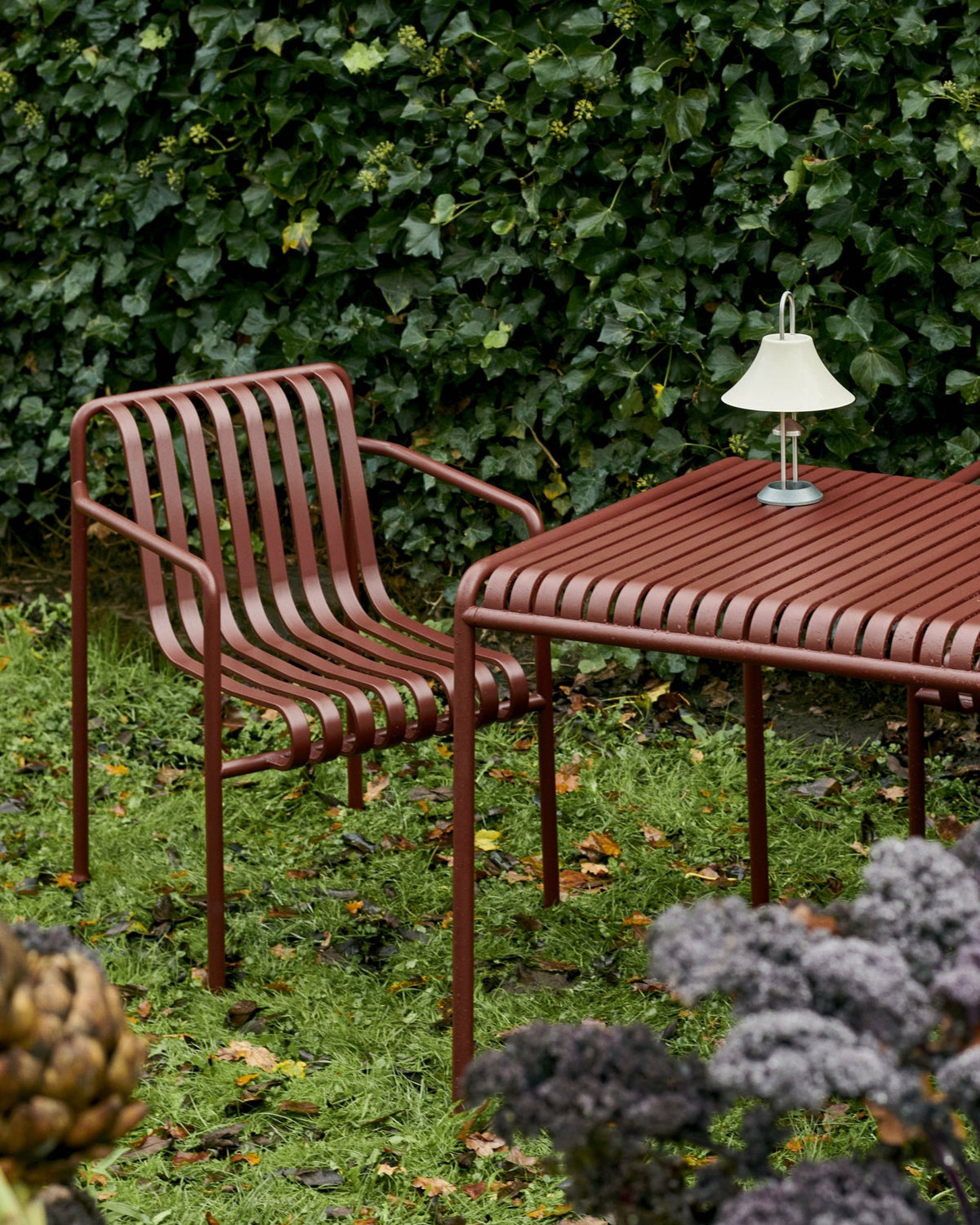 Table à manger d'extérieur en métal rouge 82,5x90cm Palissade - HAY - The Cool Republic