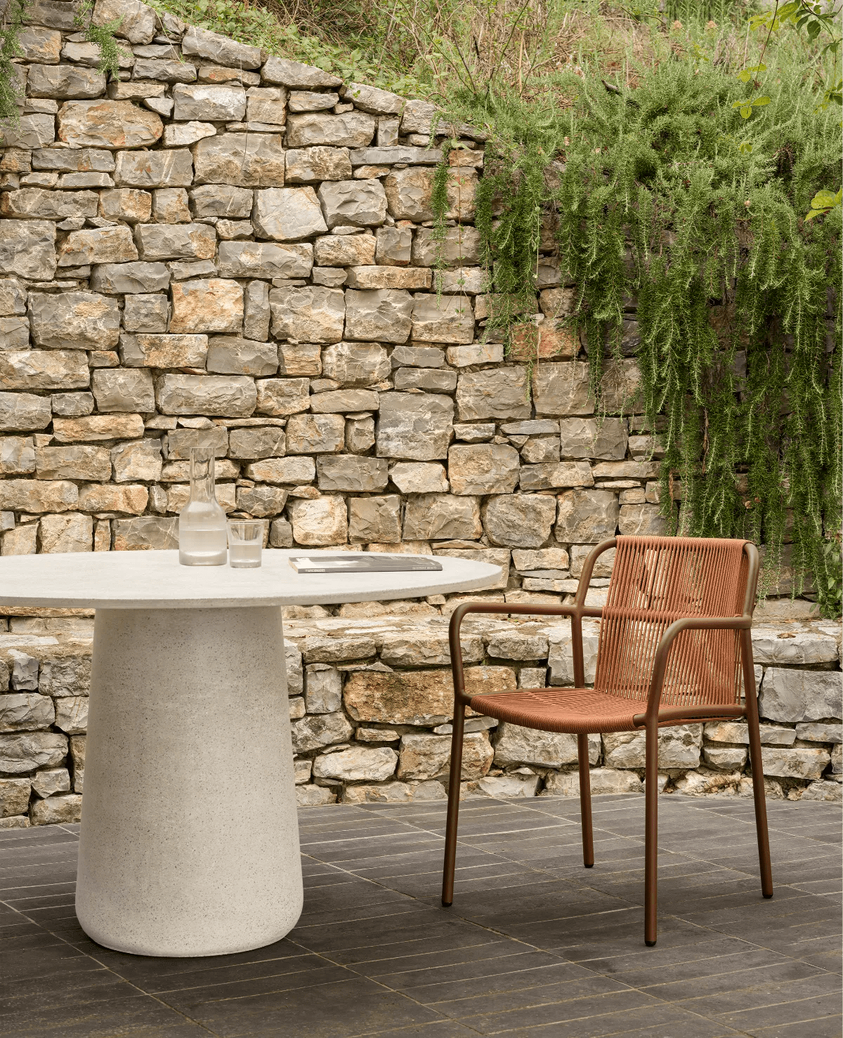 Table à manger d'extérieur ronde en ciment moucheté 150x75cm Mistral - Vincent Sheppard - The Cool Republic
