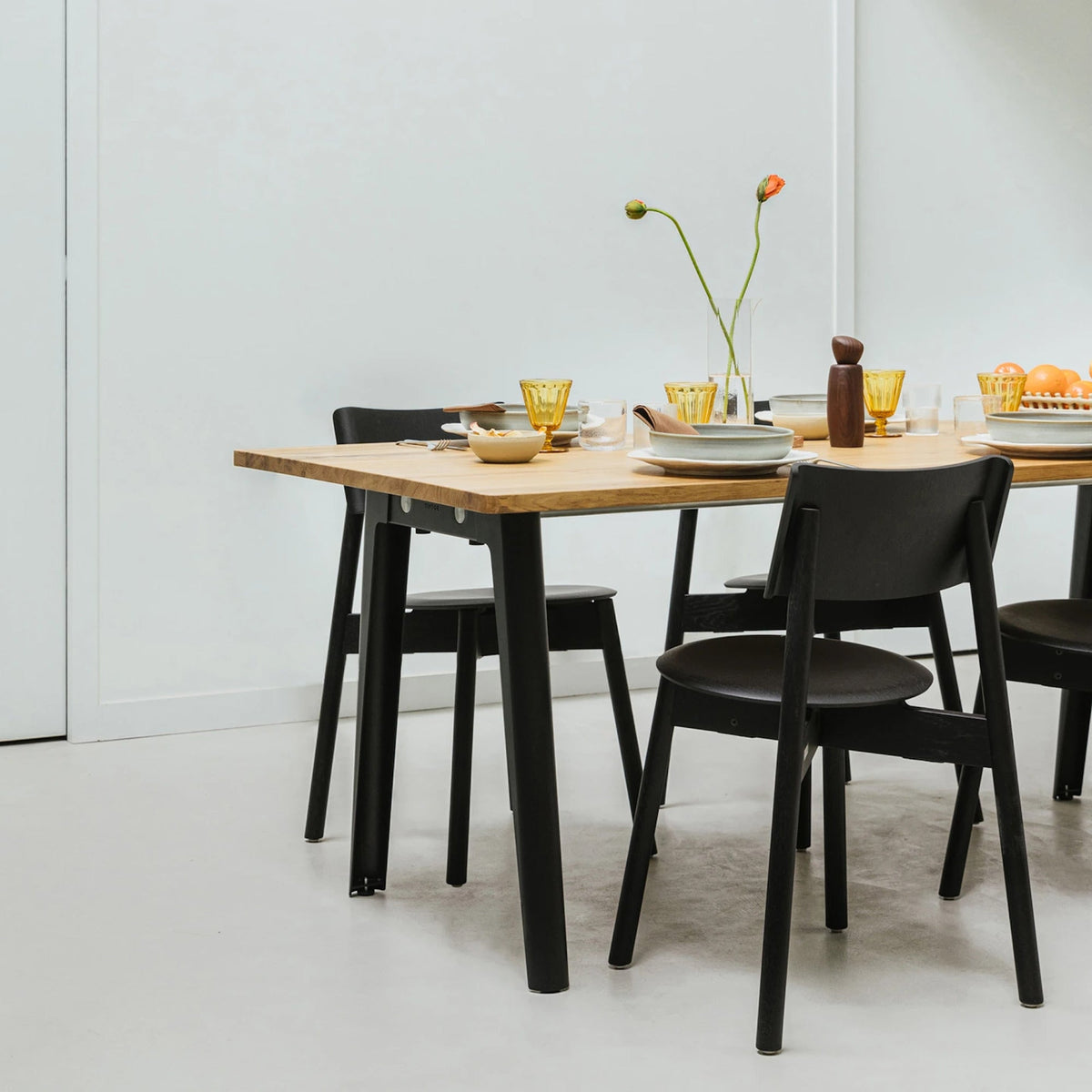Table à manger en bois ancien et piètement en acier noir 190 x 95 x 75 cm New modern - TIPTOE - The Cool Republic