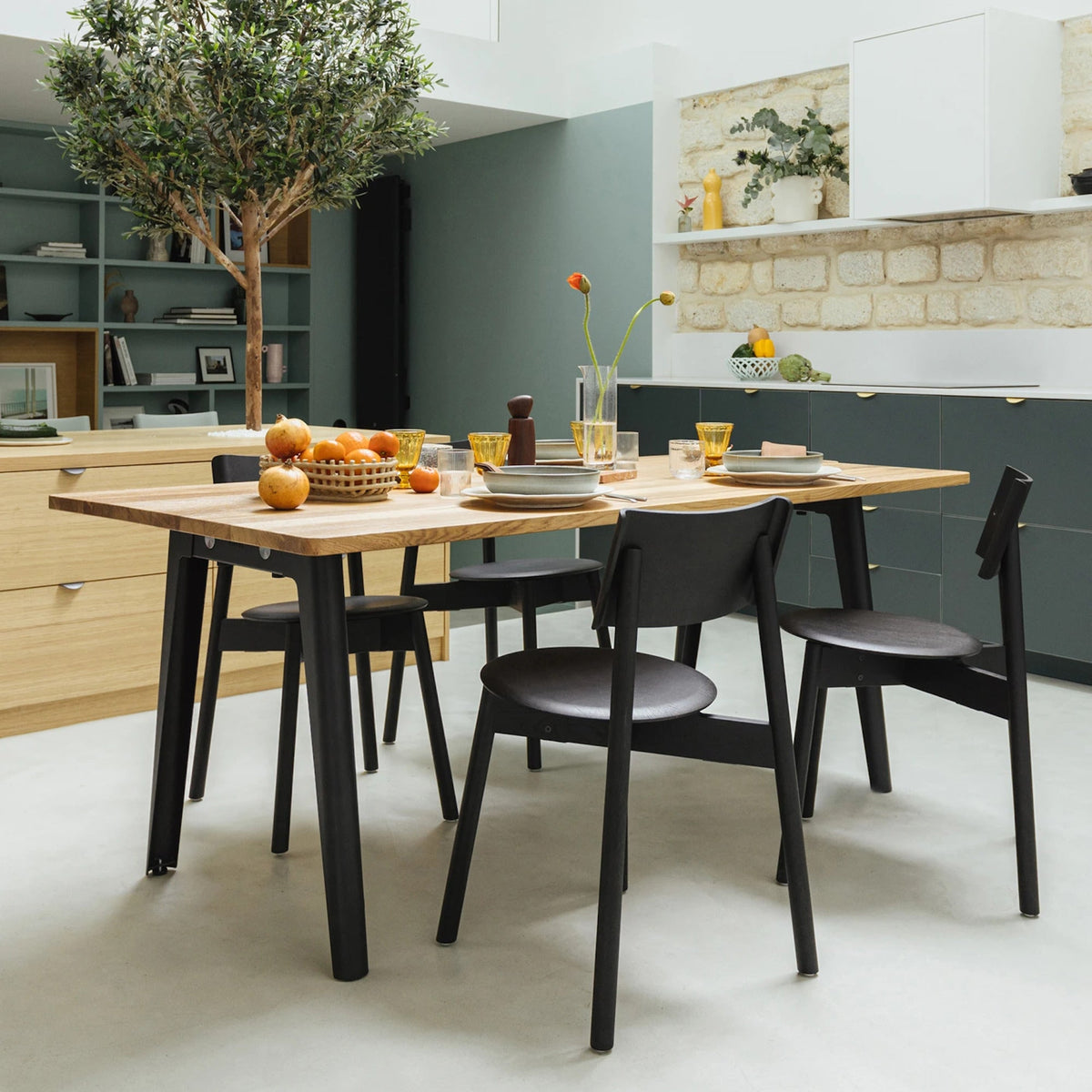 Table à manger en bois ancien et piètement en acier noir 190 x 95 x 75 cm New modern - TIPTOE - The Cool Republic