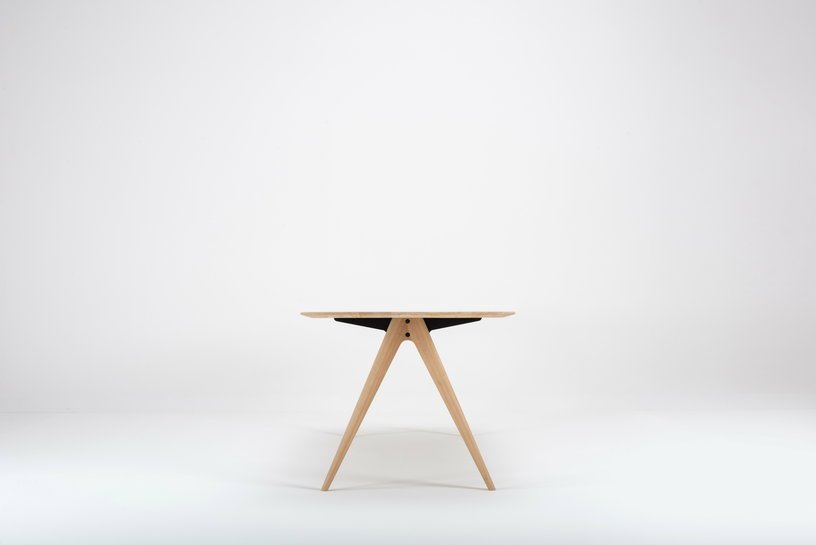 Table à manger en chêne 220 x 90 cm Ava - Gazzda - The Cool Republic