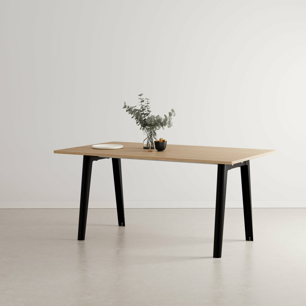 Table à manger en chêne éco-certifié 160 x 95 cm piètements noirs New Modern - Tiptoe - The Cool Republic