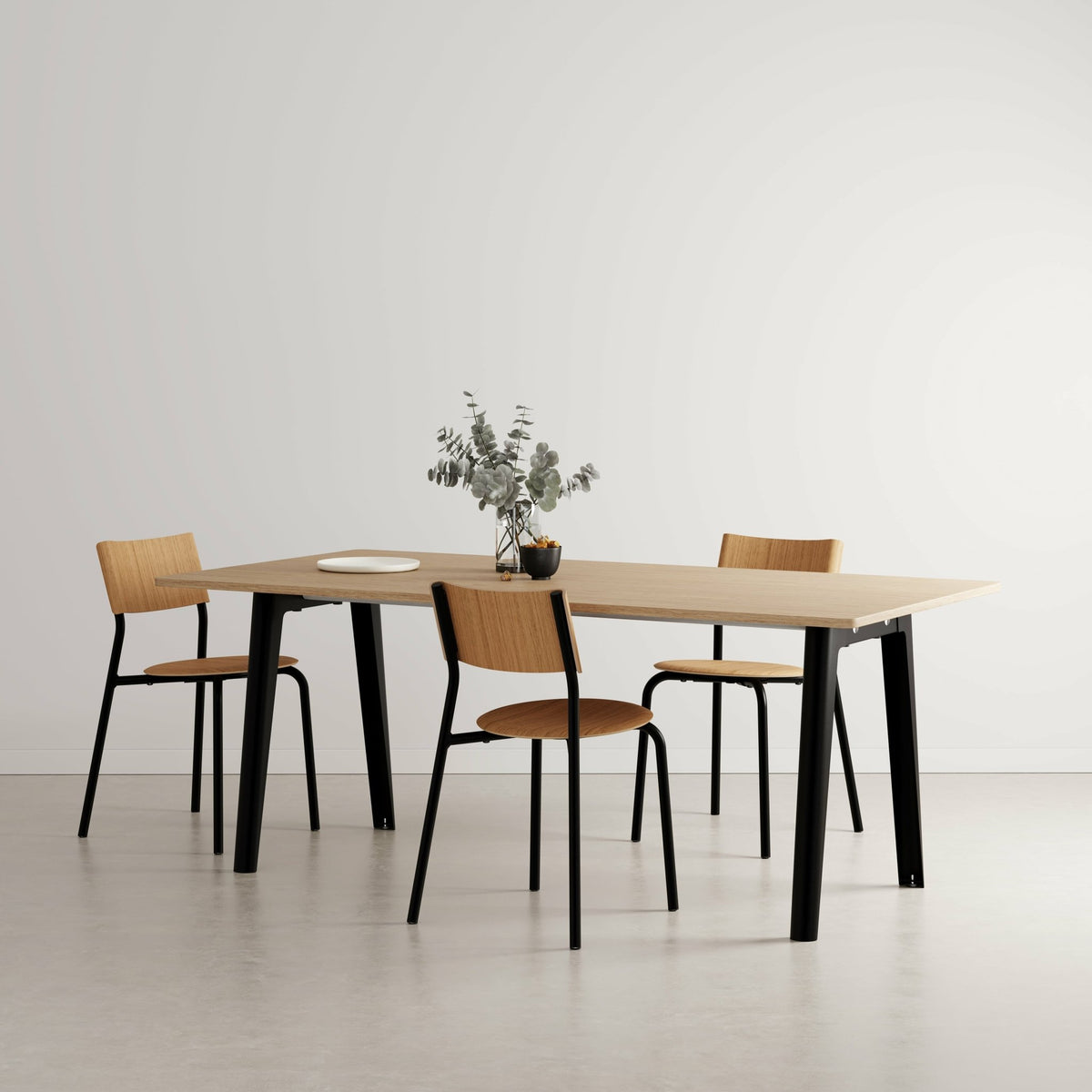 Table à manger en chêne éco-certifié 190 x 95 cm piètements noirs New Modern - Tiptoe - The Cool Republic