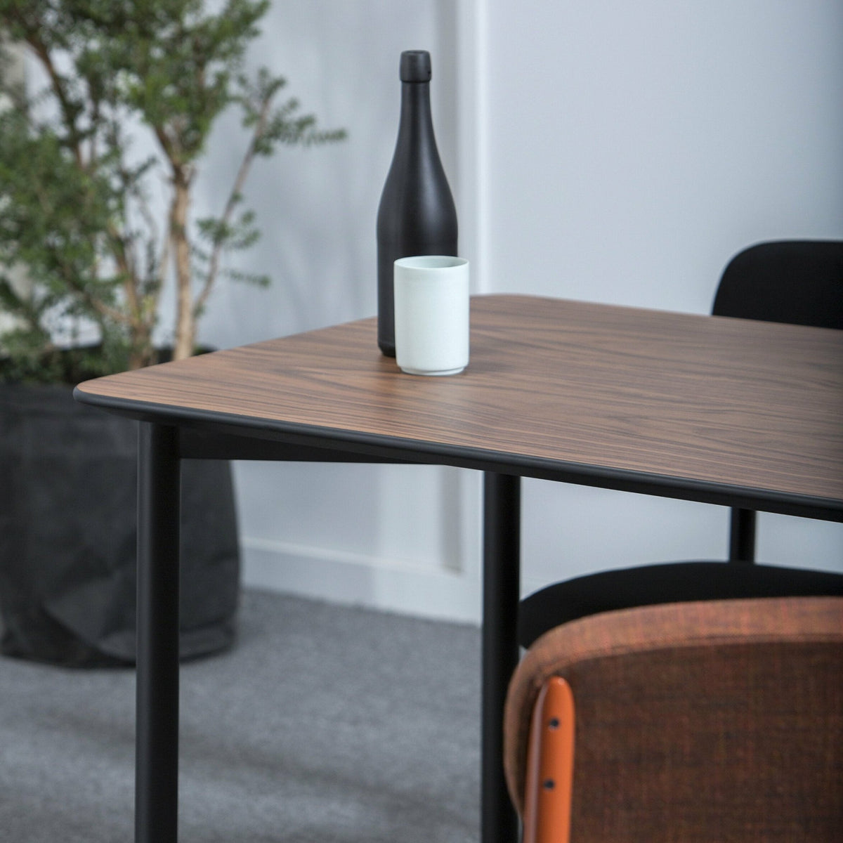 Table à manger en noyer Residence 174 - Kann Design - The Cool Republic