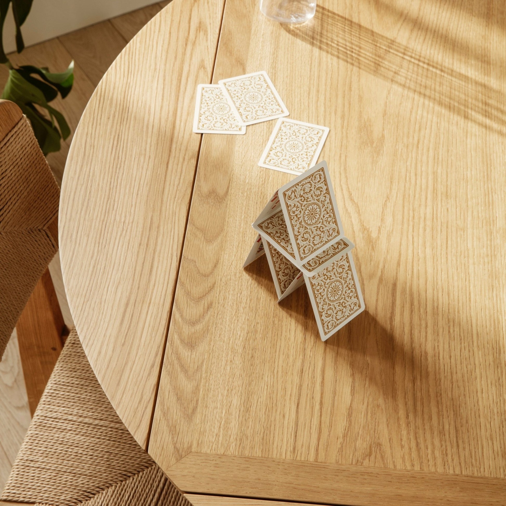 Table à manger extensible en noyer B-Table - Gubi - The Cool Republic