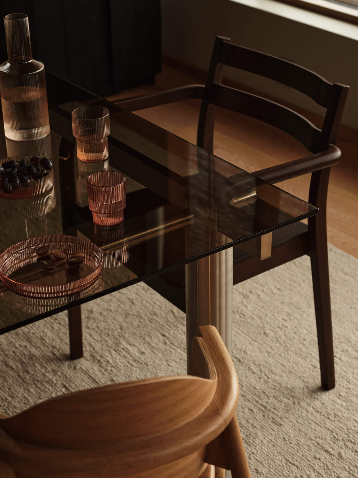 Table à manger rectangulaire en acier inoxydable brossé et verre teinté foncé 200 x 90 cm Atura - Ferm Living - The Cool Republic