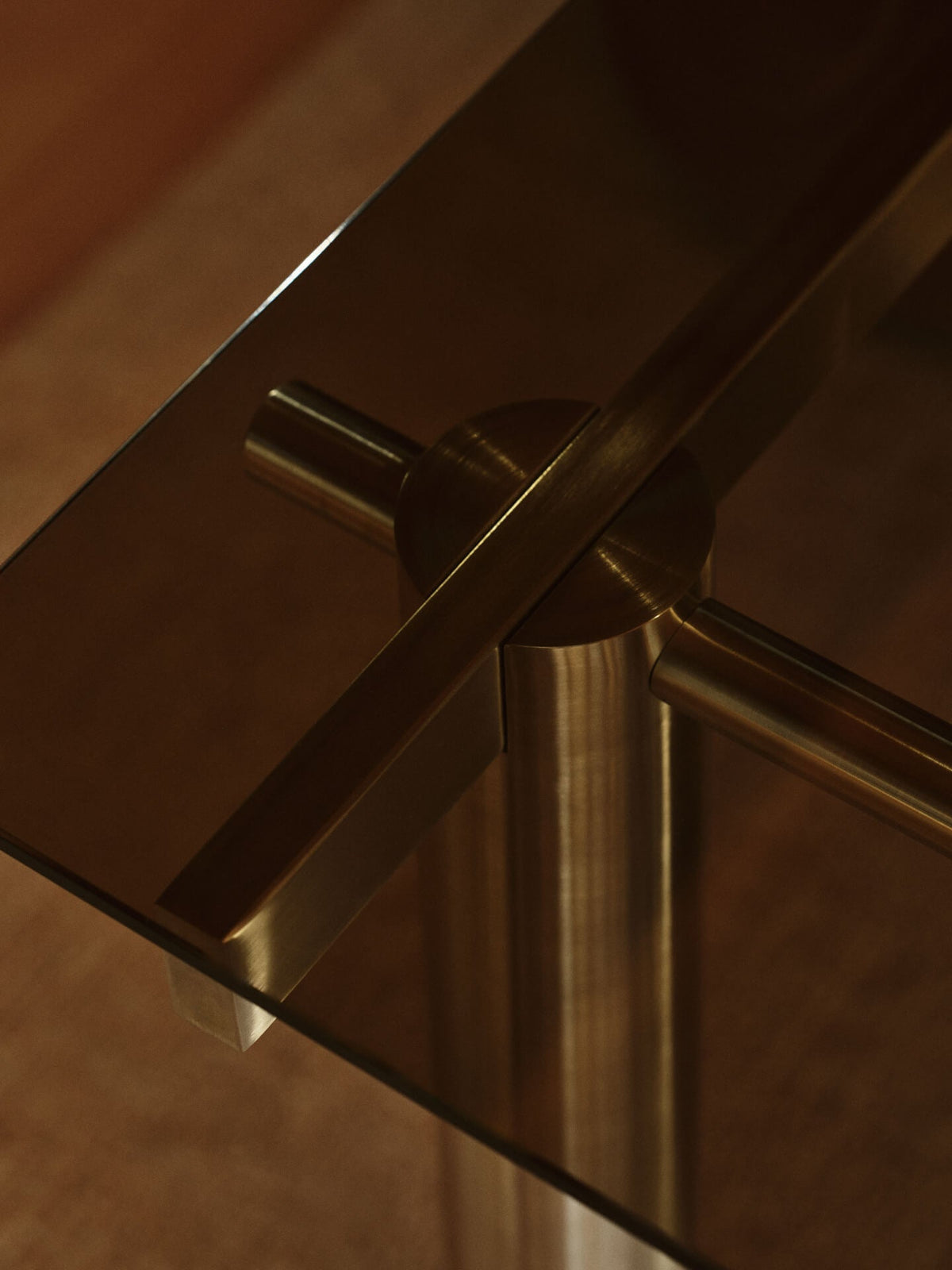 Table à manger rectangulaire en acier marron et verre teinté foncé 160 x 90 cm Atura - Ferm Living - The Cool Republic