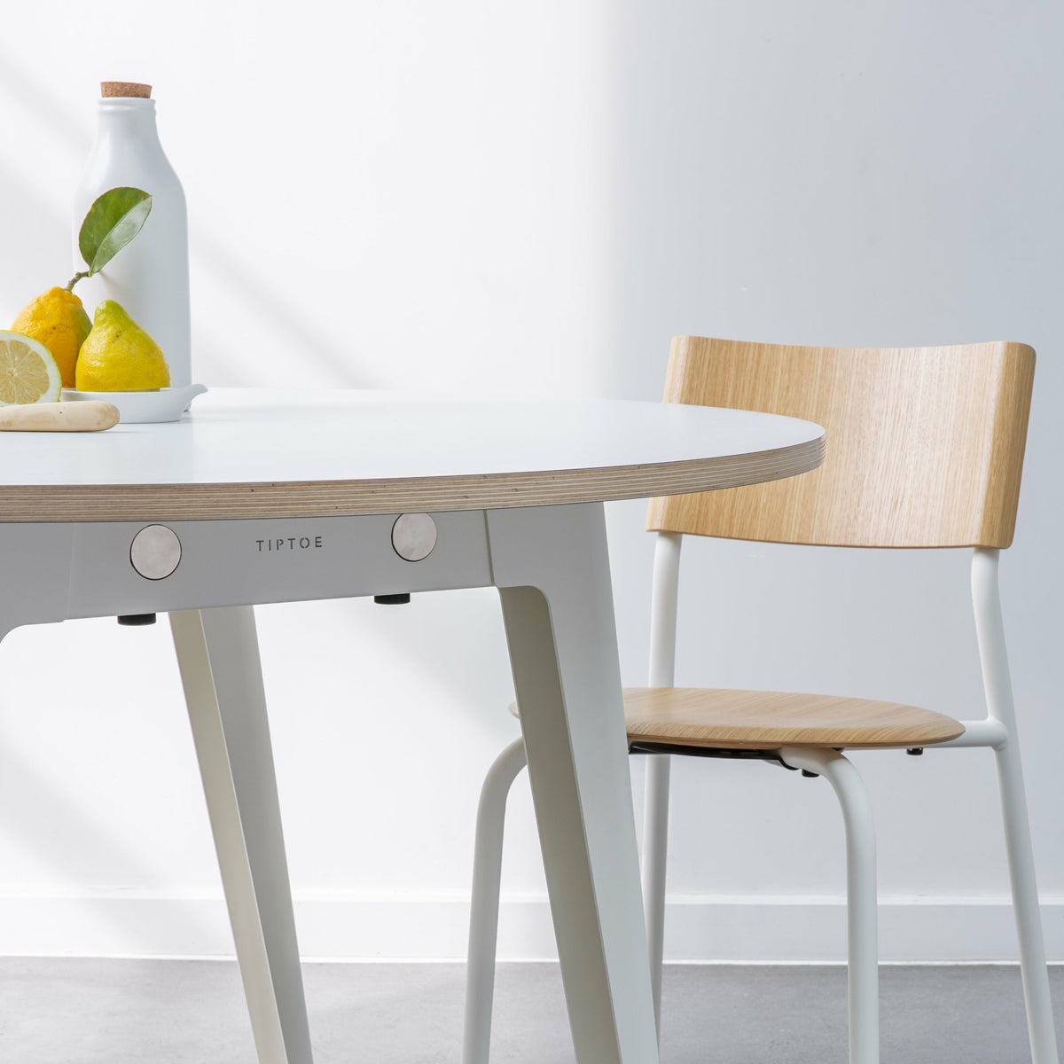 Table à manger ronde 110 cm en bois éco-certifié blanc et pieds blanc nuage NEW MODERN - Tiptoe - The Cool Republic