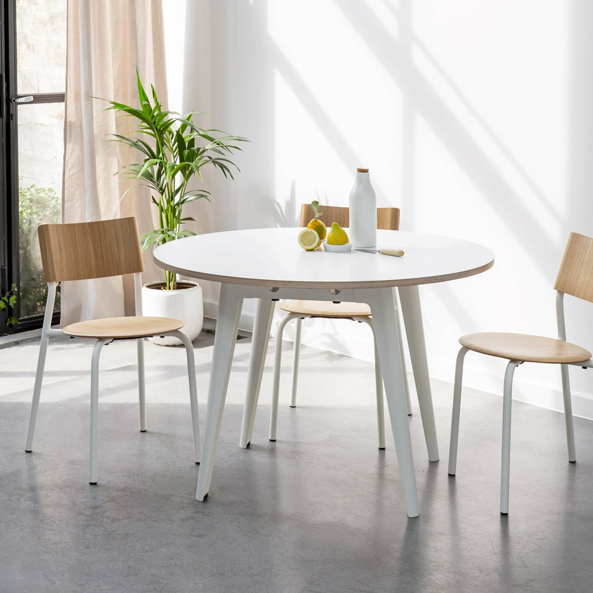 Table à manger ronde 110 cm en bois éco-certifié blanc et pieds blanc nuage NEW MODERN - Tiptoe - The Cool Republic