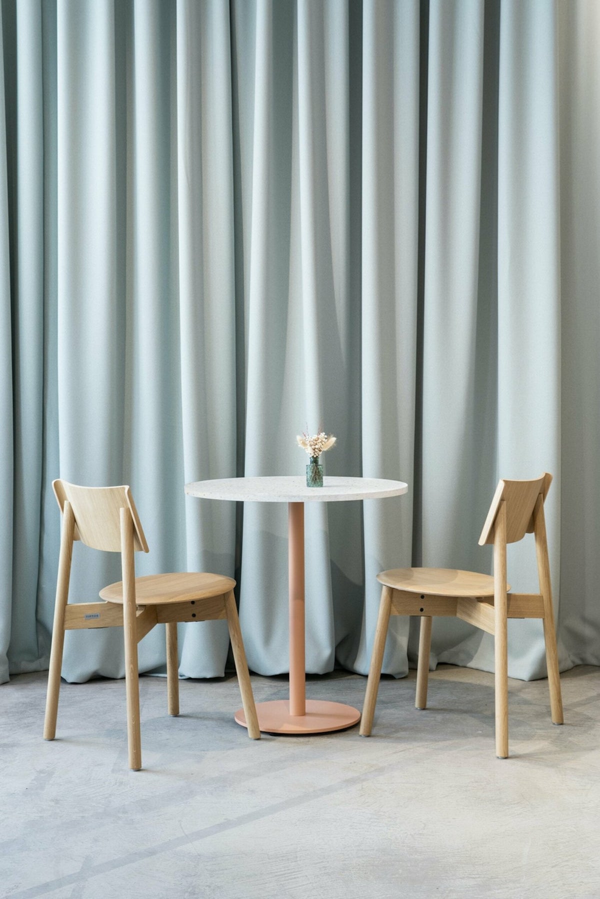 Table à manger ronde en chêne et piétement en acier gris 70 x 75 cm Moka - TIPTOE - The Cool Republic