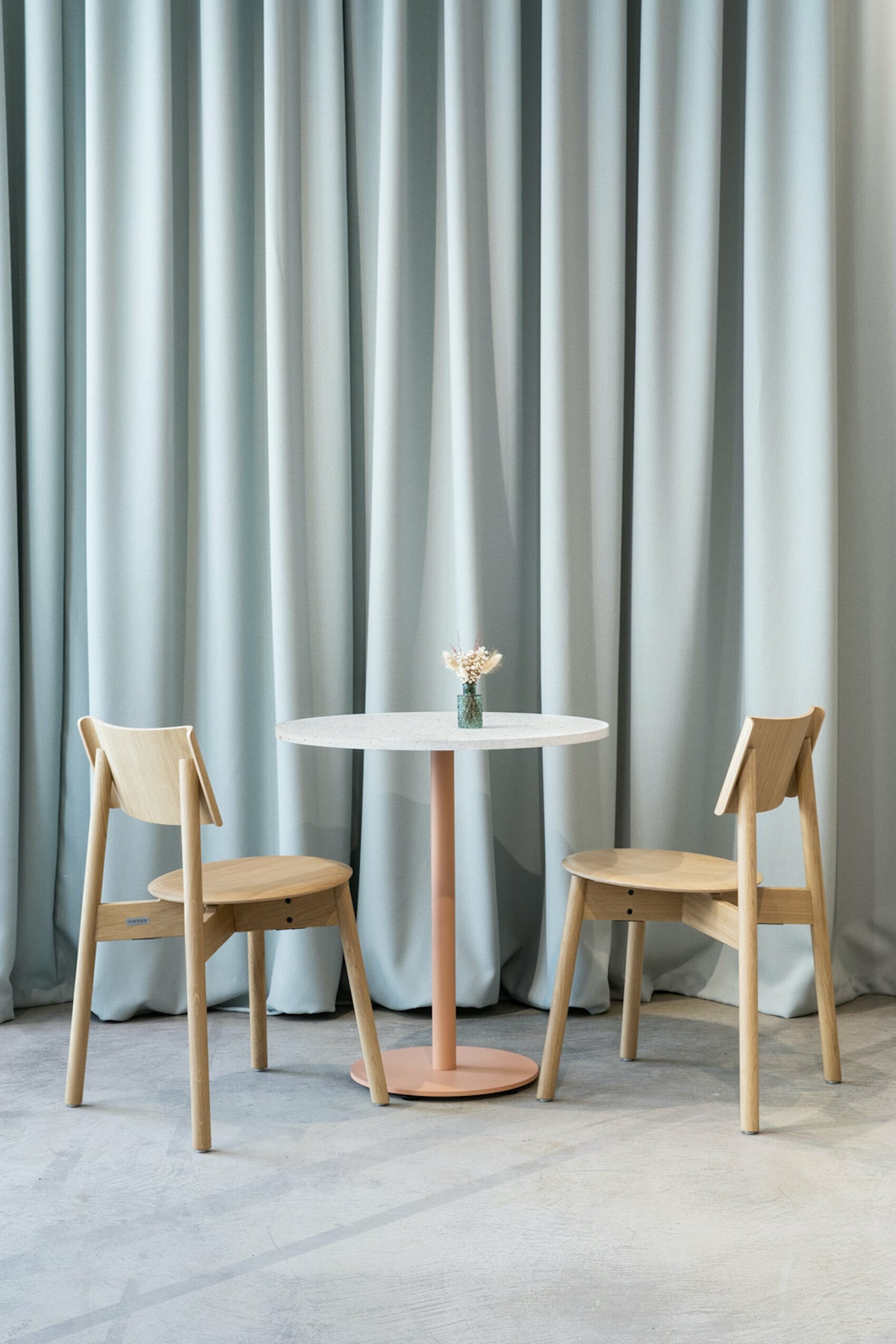 Table à manger ronde en chêne et piétement en acier noir 70 x 75 cm Moka - TIPTOE