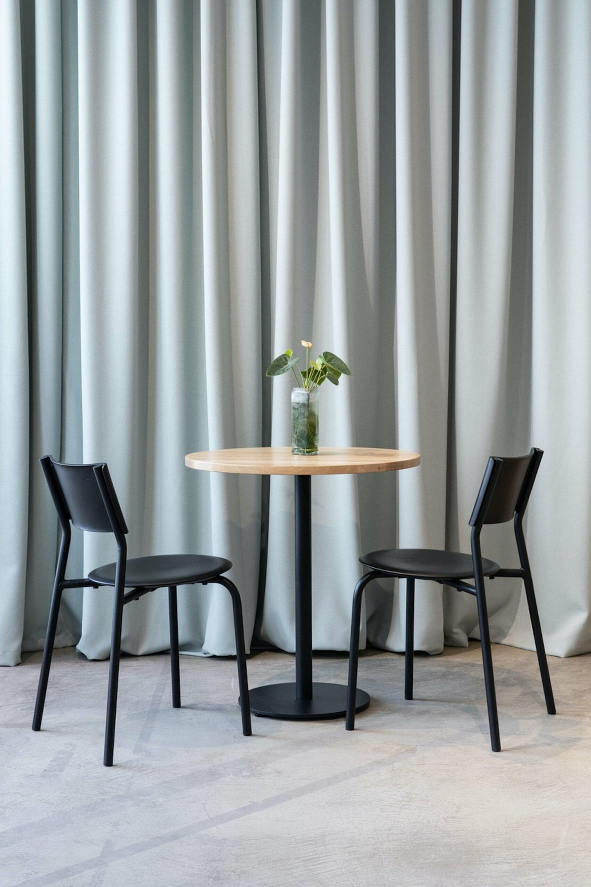 Dining table ronde in oak with black steel legs 70 x 75 cm Moka - TIPTOE