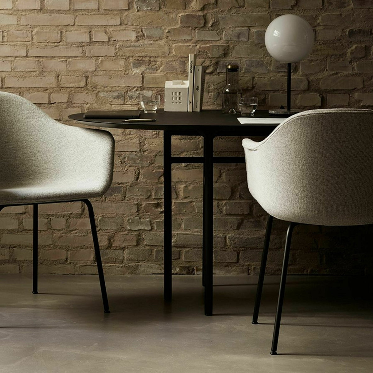 Table à manger ronde en chêne noir 120 cm Snaregade - Audo - The Cool Republic