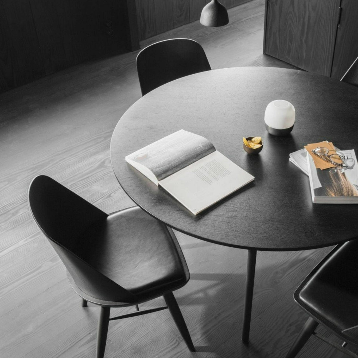 Table à manger ronde en chêne noir 120 cm Snaregade - Audo - The Cool Republic