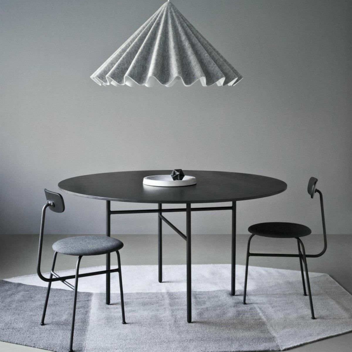 Table à manger ronde en chêne noir 120 cm Snaregade - Audo - The Cool Republic