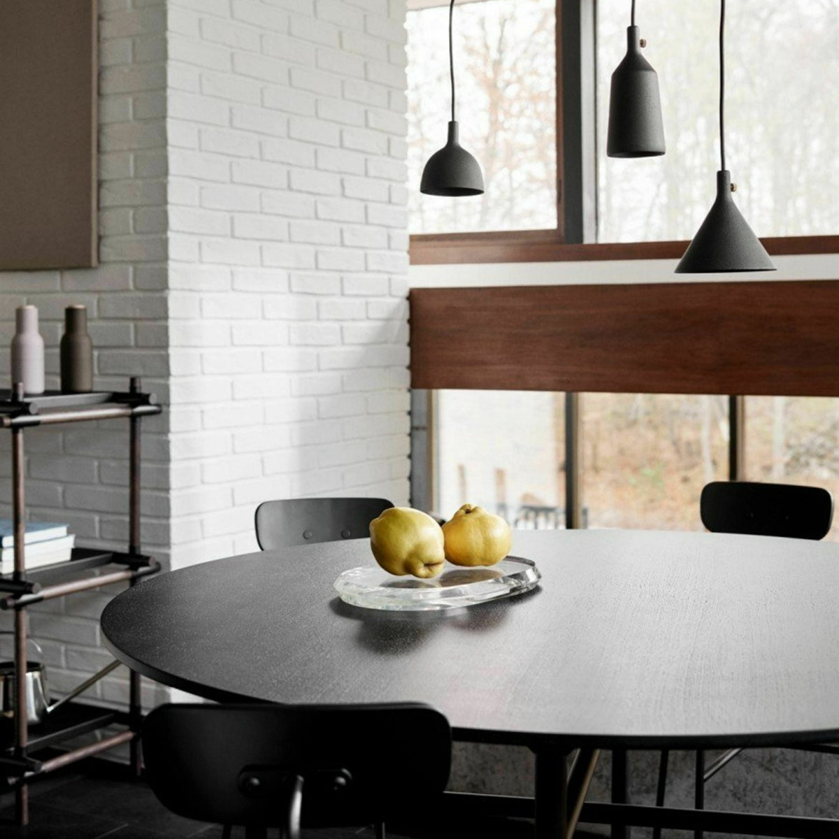 Table à manger ronde en chêne noir 120 cm Snaregade - Audo - The Cool Republic